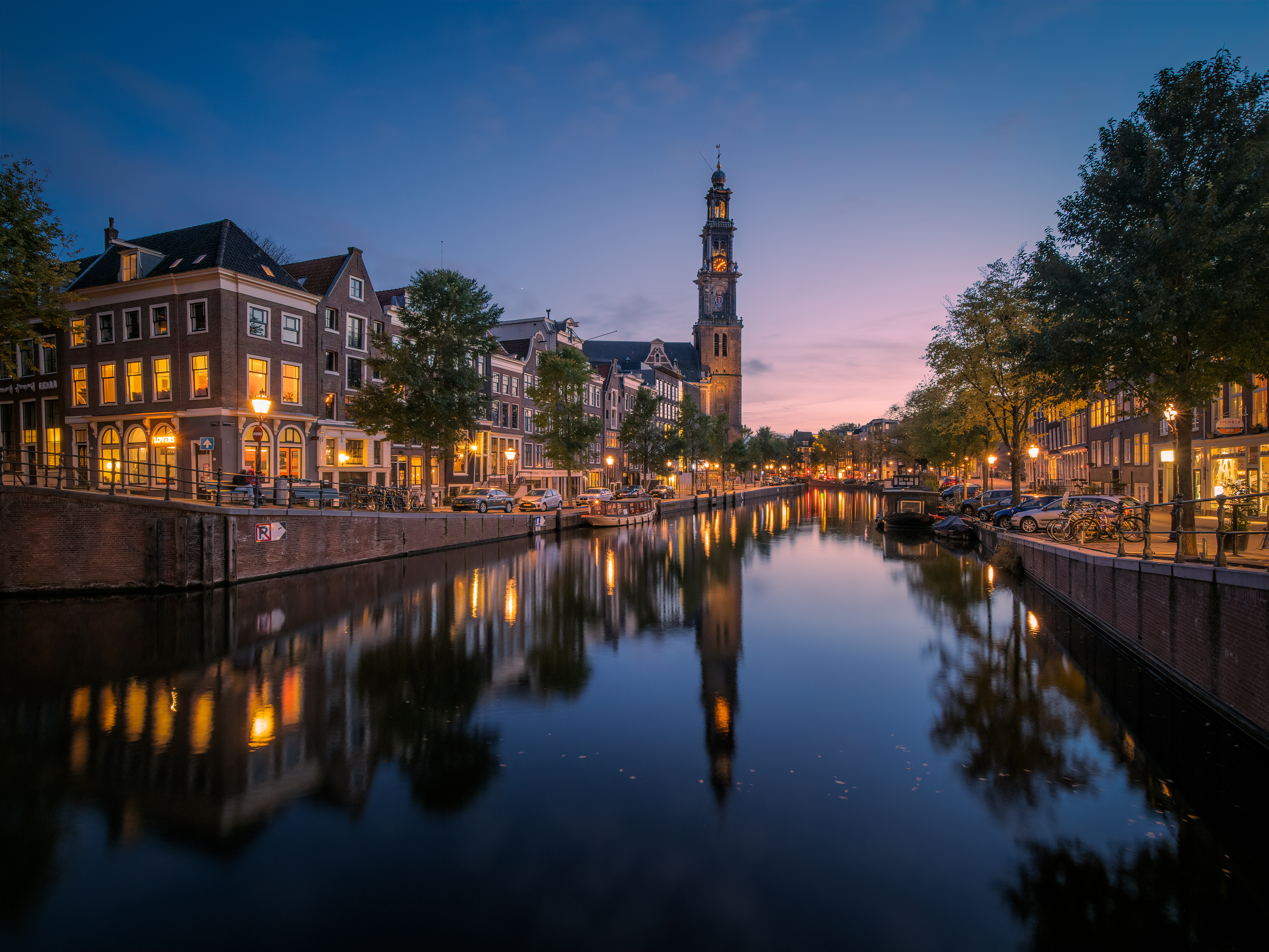 Der Westeroren-Turm der Westerkerk vom Kanal in Amsterdam, Holland